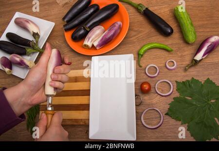 Weibliche Hand Vorbereitung Mahshy - Ägyptische traditionelle Mahlzeit : gefüllte Aubergine Stockfoto