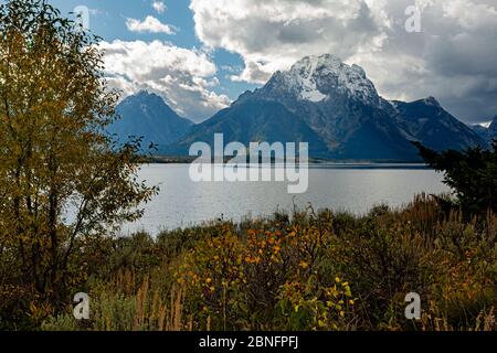 WY04299-00...WYOMING - Blick auf die Tetons vom Hermitage Point auf Jackson Lake im Grand Teton National Park. Stockfoto