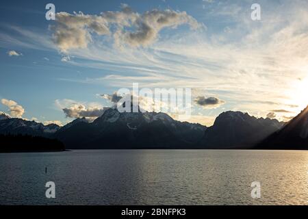 WY04301-00...WYOMING - Sonnen über der Teton Range und Jackson Lake von der Coulter Bay Area des Grand Teton National Park. Stockfoto