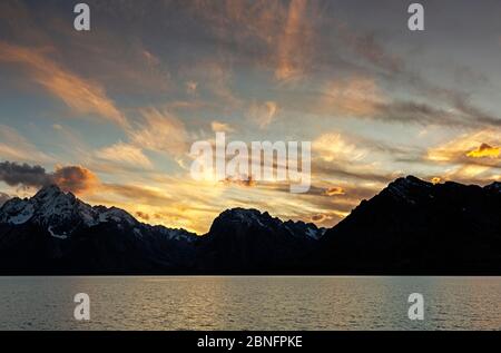 WY04302-00...WYOMING - Sonnen über der Teton Range und Jackson Lake von der Coulter Bay Area des Grand Teton National Park. Stockfoto
