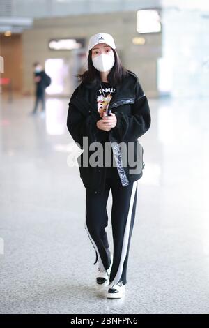 Die chinesische Schauspielerin, Gastgeberin und Sängerin Liu Yan kommt vor der Abreise in Shanghai, China, am 14. April 2020 an einem Flughafen in Shanghai an. Stockfoto