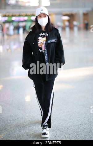 Die chinesische Schauspielerin, Gastgeberin und Sängerin Liu Yan kommt vor der Abreise in Shanghai, China, am 14. April 2020 an einem Flughafen in Shanghai an. Stockfoto