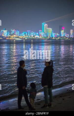 Die Lichtshow wird entlang des Flusses Han abgehalten, um Hilfe und Unterstützung zu schätzen, einschließlich Material und medizinisches Personal, das andere Provinzen der Stadt während der letzten Zeit geben Stockfoto