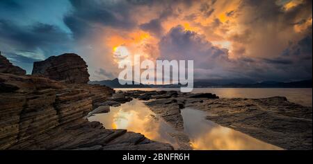 Faszinierende Ansicht von Tung Ping Chau in Hong Kong unter Der gelbe und dunkle Himmel Stockfoto