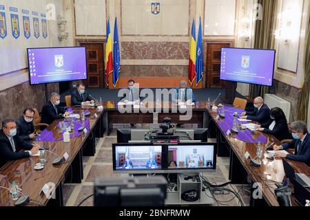 (200515) -- BUKAREST, 15. Mai 2020 (Xinhua) -- Rumäniens Premierminister Ludovic Orban (L C) nimmt am 14. Mai 2020 an einem Treffen über neue Maßnahmen nach zwei Monaten der Blockierung der COVID-19-Pandemie in Bukarest, Rumänien, Teil. Der 14. Mai ist der letzte Tag des zweimonatigen Ausnahmezustands in Rumänien, und das Land beginnt am 15. Mai mit einem Alarmzustand, der niedriger ist als der Ausnahmezustand. Der rumänische Präsident Klaus Iohannis sagte, dass das Ende des Ausnahmezustands nicht das Ende der Epidemie bedeute und er würde nicht zögern, wieder den Ausnahmezustand zu erklären, wenn die Epidemie wo bekommt Stockfoto