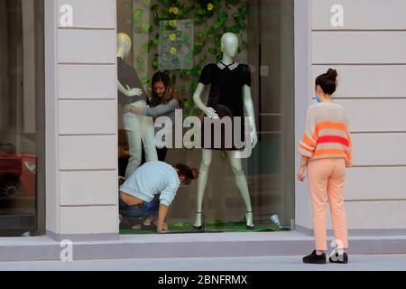 (200515) -- BUKAREST, 15. Mai 2020 (Xinhua) -- Mitarbeiter bereiten sich auf die Eröffnung des Shops nach zwei Monaten COVID-19 Pandemiesperre in Bukarest, Rumänien, 14. Mai 2020 vor. Der 14. Mai ist der letzte Tag des zweimonatigen Ausnahmezustands in Rumänien, und das Land beginnt am 15. Mai mit einem Alarmzustand, der niedriger ist als der Ausnahmezustand. Der rumänische Präsident Klaus Iohannis sagte, dass das Ende des Ausnahmezustands nicht das Ende der Epidemie bedeute und er würde nicht zögern, den Ausnahmezustand erneut zu erklären, wenn sich die Epidemie verschlimmert. (Foto von Cristian Cristel/Xinhua Stockfoto