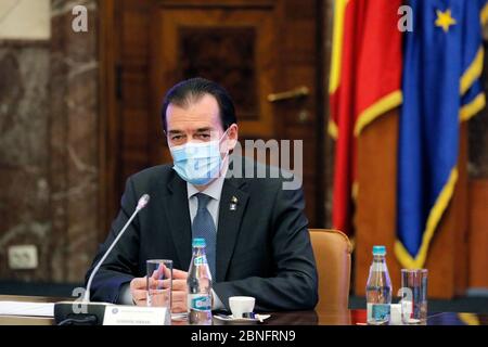 (200515) -- BUKAREST, 15. Mai 2020 (Xinhua) -- Rumäniens Premierminister Ludovic Orban nimmt am Treffen über neue Maßnahmen nach zwei Monaten COVID-19 Pandemiesperre in Bukarest, Rumänien, am 14. Mai 2020 Teil. Der 14. Mai ist der letzte Tag des zweimonatigen Ausnahmezustands in Rumänien, und das Land beginnt am 15. Mai mit einem Alarmzustand, der niedriger ist als der Ausnahmezustand. Der rumänische Präsident Klaus Iohannis sagte, dass das Ende des Ausnahmezustands nicht das Ende der Epidemie bedeute und er würde nicht zögern, den Ausnahmezustand erneut zu erklären, wenn sich die Epidemie verschlimmert. ( Stockfoto