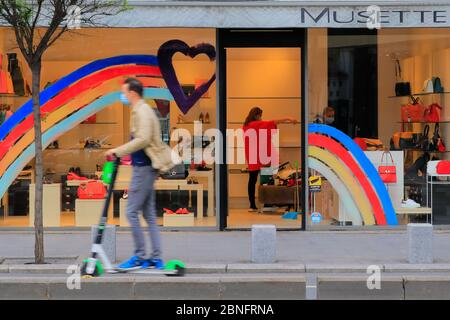 (200515) -- BUKAREST, 15. Mai 2020 (Xinhua) -- Mitarbeiter bereiten sich auf die Eröffnung des Shops nach zwei Monaten COVID-19 Pandemiesperre in Bukarest, Rumänien, 14. Mai 2020 vor. Der 14. Mai ist der letzte Tag des zweimonatigen Ausnahmezustands in Rumänien, und das Land beginnt am 15. Mai mit einem Alarmzustand, der niedriger ist als der Ausnahmezustand. Der rumänische Präsident Klaus Iohannis sagte, dass das Ende des Ausnahmezustands nicht das Ende der Epidemie bedeute und er würde nicht zögern, den Ausnahmezustand erneut zu erklären, wenn sich die Epidemie verschlimmert. (Foto von Cristian Cristel/Xinhua Stockfoto