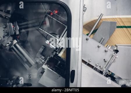 Nahaufnahme einer geöffneten transparenten Tür und Edelstahl Maschinenbauteile der Fabrik Stockfoto