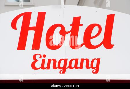 Binz, Deutschland. Mai 2020. Im Badeort Binz auf der Insel Rügen hängt ein Schild mit dem Schriftzug "Hotel Eingang". Nach der Lockerung der Corona-Krise steht die Eröffnung der ersten Hotels in Mecklenburg-Vorpommern unmittelbar bevor. Die Hotels können ab 18.05.2020 Uhr geöffnet sein. Es gibt die 60 Prozent-Regel. Quelle: Stefan Sauer/dpa/Alamy Live News Stockfoto