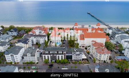 Binz, Deutschland. Mai 2020. Das Hotel Meersinn (M) im Badeort Binz (Luftaufnahme mit Drohne). Nach der Lockerung während der Corona-Krise steht die Eröffnung der ersten Hotels in Mecklenburg-Vorpommern unmittelbar bevor. Die Hotels können ab 18.05.2020 Uhr geöffnet sein. Es gibt die 60 Prozent-Regel. Quelle: Stefan Sauer/dpa/Alamy Live News Stockfoto