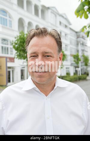 Binz, Deutschland. Mai 2020. Der Hotelier Gunter Preussker, aufgenommen im Badeort Binz. Nach der Entspannung in der Corona-Krise steht die Eröffnung der ersten Hotels in Mecklenburg-Vorpommern unmittelbar bevor. Die Hotels können ab 18.05.2020 Uhr geöffnet sein. Auch hier gilt die 60-Prozent-Regel. Quelle: Stefan Sauer/dpa/Alamy Live News Stockfoto