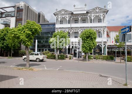 Binz, Deutschland. Mai 2020. Das Hotel Meersinn im Badeort Binz. Nach der Entspannung in der Corona-Krise steht die Eröffnung der ersten Hotels in Mecklenburg-Vorpommern unmittelbar bevor. Die Hotels können ab 18.05.2020 Uhr geöffnet sein. Es gibt die 60-Prozent-Regel. Quelle: Stefan Sauer/dpa/Alamy Live News Stockfoto