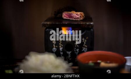 Köstliche gebratene knusprige Rindfleisch Gyukatsu. Mit Steak, das im Panko- und gebratenen Katsu-Stil paniert wurde. Japanisches Essen in einem Restaurant Stockfoto