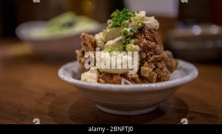 Chicken Karaage mit Mayonnaise ist eine japanische Kochtechnik von frittierten. Kleine Stücke vom Fleisch mit Mehl und Braten in einem Öl. Stockfoto