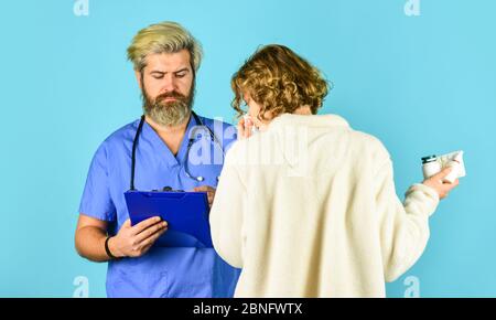 Anamnese. Arzt kommunizieren Frau. Laufende Nase. Fragen Sie nach Beschwerden. Medizinische Behandlung. Symptome einer Virusinfektion. Verschreiben Sie Tests und Behandlung. Kranker Patient. Diagnosekonzept. Medizinische Hilfe. Stockfoto