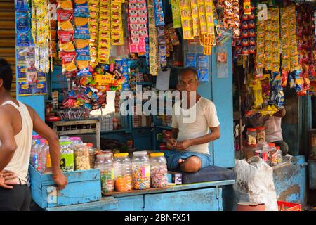 Kolkata, Indien - 25. März 2017: Ein Mann, der Schreibwaren in seinem Geschäft verkauft. Stockfoto