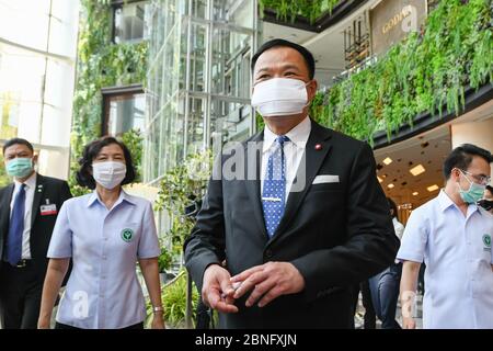Bangkok, Thailand. Mai 2020. Gesundheitsministerin Anutin Charnvirakul spricht während einer Pressekonferenz im Einkaufszentrum Siam Paragon nach zwei Monaten Stilllegung Thailands aufgrund der Covid-19-Krise. Die Einkaufszentren werden am 17. Mai mit strengen Gesundheits- und Sicherheitsmaßnahmen wieder für die Öffentlichkeit zugänglich gemacht. Quelle: SOPA Images Limited/Alamy Live News Stockfoto