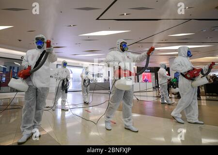 Bangkok, Thailand. Mai 2020. Arbeiter, die Schutzanzüge tragen, desinfizieren das Einkaufszentrum Siam Paragon vor der Wiedereröffnung.nach zwei Monaten Stilllegung Thailands aufgrund der Covid-19-Krise. Die Einkaufszentren werden am 17. Mai mit strengen Gesundheits- und Sicherheitsmaßnahmen wieder für die Öffentlichkeit zugänglich gemacht. Quelle: SOPA Images Limited/Alamy Live News Stockfoto
