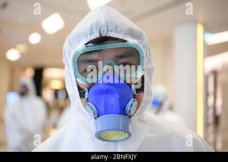 Bangkok, Thailand. Mai 2020. Ein Arbeiter, der einen Schutzanzug trägt, wurde vor der Wiedereröffnung im Einkaufszentrum Siam Paragon gesehen.nach zwei Monaten Stilllegung in Thailand aufgrund der Covid-19-Krise. Die Einkaufszentren werden am 17. Mai mit strengen Gesundheits- und Sicherheitsmaßnahmen wieder für die Öffentlichkeit zugänglich gemacht. Quelle: SOPA Images Limited/Alamy Live News Stockfoto