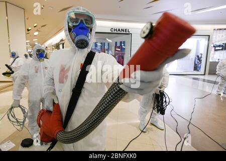 Bangkok, Thailand. Mai 2020. Arbeiter, die Schutzanzüge tragen, desinfizieren das Einkaufszentrum Siam Paragon vor der Wiedereröffnung.nach zwei Monaten Stilllegung Thailands aufgrund der Covid-19-Krise. Die Einkaufszentren werden am 17. Mai mit strengen Gesundheits- und Sicherheitsmaßnahmen wieder für die Öffentlichkeit zugänglich gemacht. Quelle: SOPA Images Limited/Alamy Live News Stockfoto
