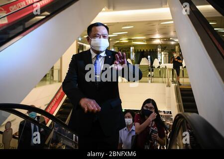 Bangkok, Thailand. Mai 2020. Gesundheitsministerin Anutin Charnvirakul spricht während einer Pressekonferenz im Einkaufszentrum Siam Paragon nach zwei Monaten Stilllegung Thailands aufgrund der Covid-19-Krise. Die Einkaufszentren werden am 17. Mai mit strengen Gesundheits- und Sicherheitsmaßnahmen wieder für die Öffentlichkeit zugänglich gemacht. Quelle: SOPA Images Limited/Alamy Live News Stockfoto