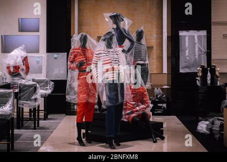 Bangkok, Thailand. Mai 2020. Kunststoff gewickelte Mannequine werden in einem Geschäft im Siam Paragon Einkaufszentrum gesehen.nach zwei Monaten Thailand Abschaltung wegen der Covid-19 Krise. Die Einkaufszentren werden am 17. Mai mit strengen Gesundheits- und Sicherheitsmaßnahmen wieder für die Öffentlichkeit zugänglich gemacht. Quelle: SOPA Images Limited/Alamy Live News Stockfoto