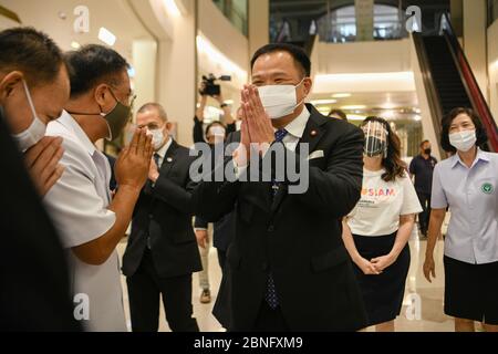 Bangkok, Thailand. Mai 2020. Gesundheitsministerin Anutin Charnvirakul spricht während einer Pressekonferenz im Einkaufszentrum Siam Paragon nach zwei Monaten Stilllegung Thailands aufgrund der Covid-19-Krise. Die Einkaufszentren werden am 17. Mai mit strengen Gesundheits- und Sicherheitsmaßnahmen wieder für die Öffentlichkeit zugänglich gemacht. Quelle: SOPA Images Limited/Alamy Live News Stockfoto