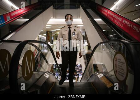 Bangkok, Thailand. Mai 2020. Ein thailändischer Mitarbeiter trägt als vorbeugende Maßnahme im Einkaufszentrum Siam Paragon einen Gesichtsschutz.nach zwei Monaten Stilllegung in Thailand aufgrund der Covid-19-Krise. Die Einkaufszentren werden am 17. Mai mit strengen Gesundheits- und Sicherheitsmaßnahmen wieder für die Öffentlichkeit zugänglich gemacht. Quelle: SOPA Images Limited/Alamy Live News Stockfoto