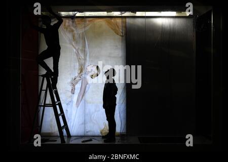 Bangkok, Thailand. Mai 2020. Arbeiter installieren eine Anzeige einer Luxusmarke während der Wiedereröffnung Vorbereitungen im Siam Paragon Einkaufszentrum.nach zwei Monaten Thailand Abschaltung wegen der Covid-19 Krise. Die Einkaufszentren werden am 17. Mai mit strengen Gesundheits- und Sicherheitsmaßnahmen wieder für die Öffentlichkeit zugänglich gemacht. Quelle: SOPA Images Limited/Alamy Live News Stockfoto