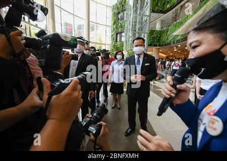 Bangkok, Thailand. Mai 2020. Gesundheitsministerin Anutin Charnvirakul spricht während einer Pressekonferenz im Einkaufszentrum Siam Paragon nach zwei Monaten Stilllegung Thailands aufgrund der Covid-19-Krise. Die Einkaufszentren werden am 17. Mai mit strengen Gesundheits- und Sicherheitsmaßnahmen wieder für die Öffentlichkeit zugänglich gemacht. Quelle: SOPA Images Limited/Alamy Live News Stockfoto