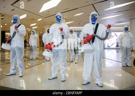 Bangkok, Thailand. Mai 2020. Arbeiter, die Schutzanzüge tragen, desinfizieren das Einkaufszentrum Siam Paragon vor der Wiedereröffnung.nach zwei Monaten Stilllegung Thailands aufgrund der Covid-19-Krise. Die Einkaufszentren werden am 17. Mai mit strengen Gesundheits- und Sicherheitsmaßnahmen wieder für die Öffentlichkeit zugänglich gemacht. Quelle: SOPA Images Limited/Alamy Live News Stockfoto