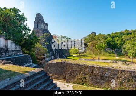 Hauptplatz der Maya-archäologischen Stätte von Tikal mit Tempel I oder Tempel der Großen Jaguar Pyramide auf der linken Seite, Penen Regenwald, Guatemala. Stockfoto