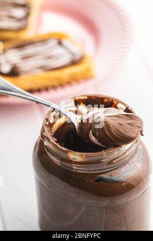 Süße Haselnuss Aufstrich. Schokoladencreme im Löffel. Stockfoto