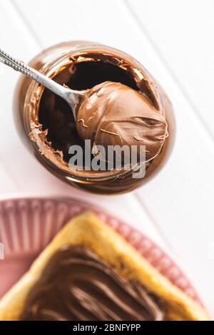 Süße Haselnuss Aufstrich. Schokoladencreme im Löffel. Draufsicht. Stockfoto