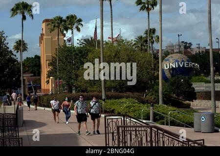 Orlando, Usa. Mai 2020. Gäste, die Gesichtsmasken tragen, besuchen den Universal Orlando's CityWalk, da Teile des Unterhaltungs- und Einkaufsviertels heute zum ersten Mal seit der Schließung von Universal Orlando am 15. März 2020 wegen der Coronavirus-Pandemie für begrenzte Öffnungszeiten geöffnet wurden. Neben den Gesichtsbezügen sind auch Temperaturkontrollen erforderlich. Die Freizeitparks von Universal sind bis mindestens Mai 31 geschlossen. Quelle: SOPA Images Limited/Alamy Live News Stockfoto