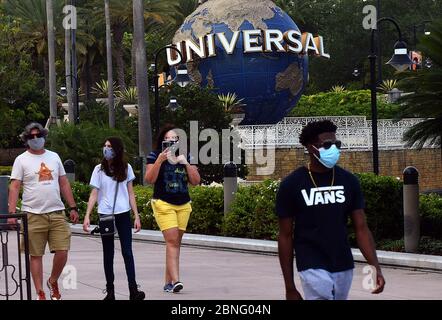 Orlando, Usa. Mai 2020. Gäste, die Gesichtsmasken tragen, besuchen den Universal Orlando's CityWalk, da Teile des Unterhaltungs- und Einkaufsviertels heute zum ersten Mal seit der Schließung von Universal Orlando am 15. März 2020 wegen der Coronavirus-Pandemie für begrenzte Öffnungszeiten geöffnet wurden. Neben den Gesichtsbezügen sind auch Temperaturkontrollen erforderlich. Die Freizeitparks von Universal sind bis mindestens Mai 31 geschlossen. Quelle: SOPA Images Limited/Alamy Live News Stockfoto