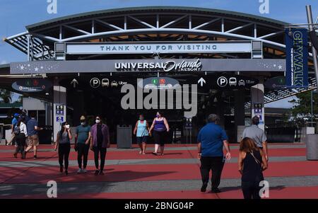 Orlando, Usa. Mai 2020. Gäste, die Gesichtsmasken tragen, besuchen den Universal Orlando's CityWalk, da Teile des Unterhaltungs- und Einkaufsviertels heute zum ersten Mal seit der Schließung von Universal Orlando am 15. März 2020 wegen der Coronavirus-Pandemie für begrenzte Öffnungszeiten geöffnet wurden. Neben den Gesichtsbezügen sind auch Temperaturkontrollen erforderlich. Die Freizeitparks von Universal sind bis mindestens Mai 31 geschlossen. Quelle: SOPA Images Limited/Alamy Live News Stockfoto