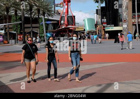 Orlando, Usa. Mai 2020. Gäste, die Gesichtsmasken tragen, besuchen den Universal Orlando's CityWalk, da Teile des Unterhaltungs- und Einkaufsviertels heute zum ersten Mal seit der Schließung von Universal Orlando am 15. März 2020 wegen der Coronavirus-Pandemie für begrenzte Öffnungszeiten geöffnet wurden. Neben den Gesichtsbezügen sind auch Temperaturkontrollen erforderlich. Die Freizeitparks von Universal sind bis mindestens Mai 31 geschlossen. Quelle: SOPA Images Limited/Alamy Live News Stockfoto