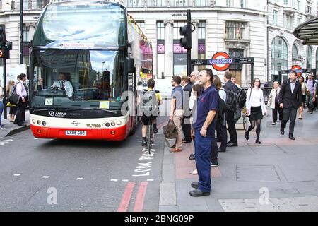 Radfahrer und Fußgänger. Straßenbenutzer. Radfahrer und Autofahrer. Regeln der Straße. Verkehr in London. Londoner Radwege. Beinaheunfälle. Gründliche Rasur. Radwege. Bleiben Sie wachsam. Leben retten. Gefahr. Jeden Tag leben. Komplexe Leben. Ein Beutel mit Nerven. Radfahren. Öffentliche Bereiche. Andere Verkehrsteilnehmer. Gefährliche Fahrt. Fahren. Laufen. Urbanes Leben. Ein geschäftiges Leben. Das Leben in der Stadt. Stadtleben. Das Leben in deinen Händen. Risiko. Aktiv bleiben. Stockfoto