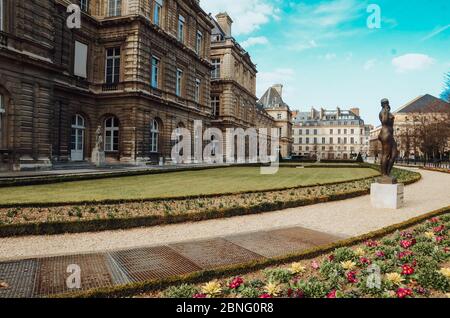 Schöne Aussicht auf das Senatsgebäude und die Jardin du Luxembourg, die in Paris, Frankreich, gefangen genommen wurden Stockfoto