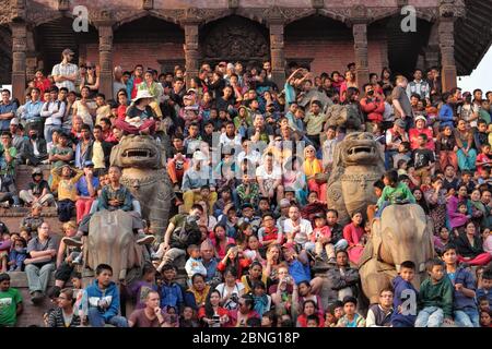 Für Bisket Jatra (Festival) versammelt sich eine Menschenmenge auf den Stufen des Nyatapola Tempels in Bhaktapur, Kathmandu Tal, Nepal Stockfoto