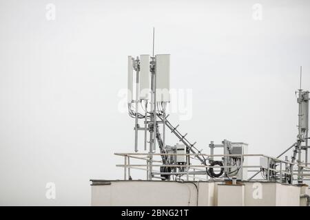 Bukarest, Rumänien - 14. Mai 2020: Kommunikationsantennen (4G und 5G) auf einem Wohnblock. Stockfoto