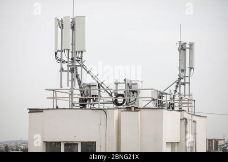Bukarest, Rumänien - 14. Mai 2020: Kommunikationsantennen (4G und 5G) auf einem Wohnblock. Stockfoto