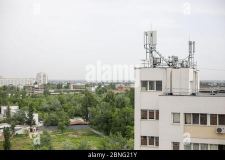 Bukarest, Rumänien - 14. Mai 2020: Kommunikationsantennen (4G und 5G) auf einem Wohnblock. Stockfoto