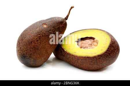 Frische Avocados zwei ganze und eine halbierte isoliert auf weiß Stockfoto