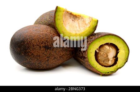 Frische Avocados zwei ganze und eine halbierte isoliert auf weiß Stockfoto