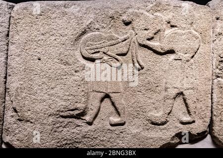 Nahaufnahme von Hethite Relief modellierte orthostat Platten der Sphinx Gate mit Musikern Stockfoto