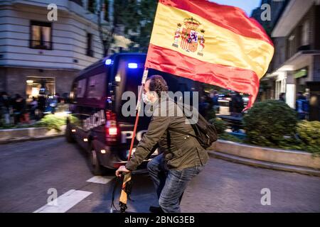 Madrid, Spanien. Mai 2020. Ein Mann auf dem Fahrrad mit einer spanischen Flagge nimmt an der Demonstration Teil. Die Bewohner des gehobenen Viertels Salamanca protestieren gegen die Regierungsführung der Coronavirus-Krise. Einige Teile Spaniens haben seit ihrer Coronavirus-Blockade den Übergang in die Phase 1 aufgenommen, so dass viele Geschäfte und Restaurants, die Outdoor-Kunden bedienen, wieder geöffnet werden können. Die am stärksten von der Covid-19 betroffenen Orte wie Madrid und Barcelona befinden sich jedoch weiterhin in einer strengeren Phase-0-Quarantäne. Quelle: SOPA Images Limited/Alamy Live News Stockfoto