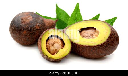 Frische Avocados zwei ganze und eine halbierte isoliert auf weiß Stockfoto